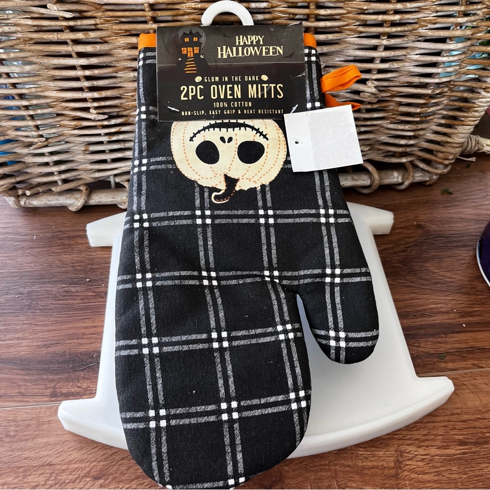 Halloween Black Plaid Oven Mitts with glow in dark pumpkin design. (2) NWT - Picture 1 of 3